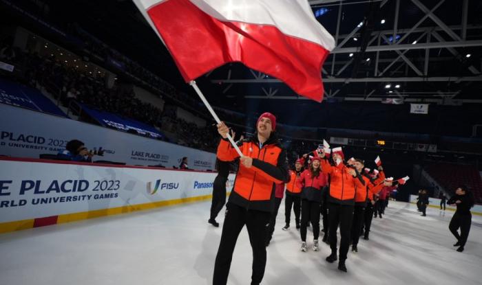 Zdjęcie Marka Kani niosącego polską flagę podczas ceremonii otwarcia zimowej uniwersjady