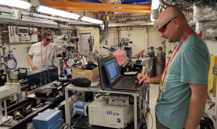 Dr inż. Przemysław Dzięgielewski (w tle) i prof. Jerzy Antonowicz podczas prac w Diamond Light Source