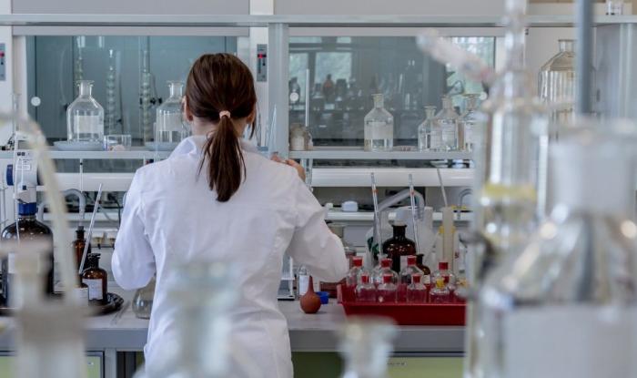 Zdjęcie osoby pracującej w laboratorium 