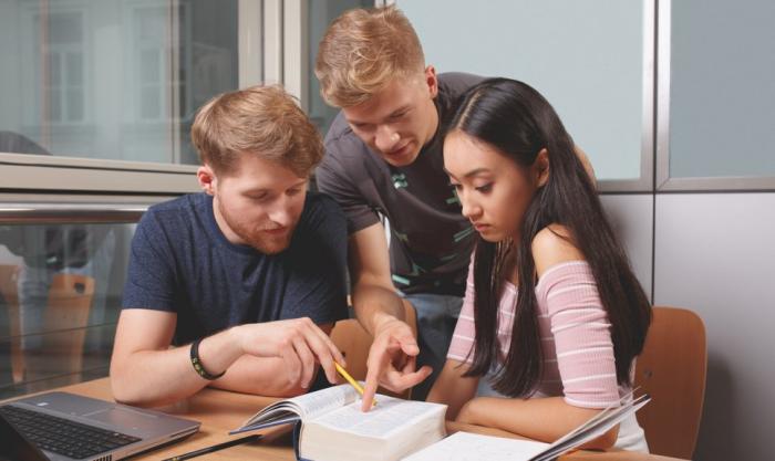 Zdjęcie uczących się studentów