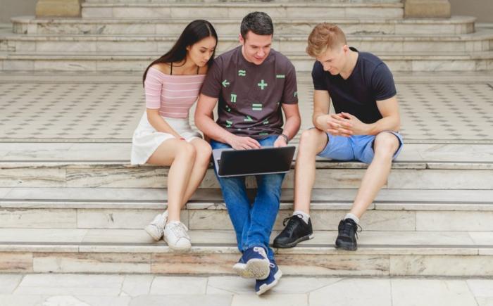 Zdjęcie studentów w Gmachu Głównym Politechniki Warszawskiej