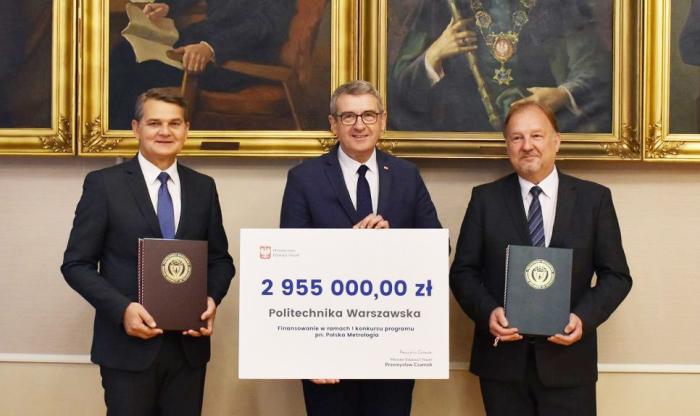 Wojciech Murdzek, Sekretarz Stanu i Pełnomocnika Rządu do spraw reformy funkcjonowania instytutów badawczych, Rektor PW, prof. Krzysztof Zaremba i prof. Jacek Semaniak, Prezes Głównego Urzędu Miar