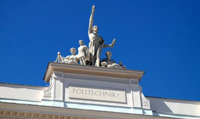 Zdjęcie alegorii nad Gmachem Głównym PW