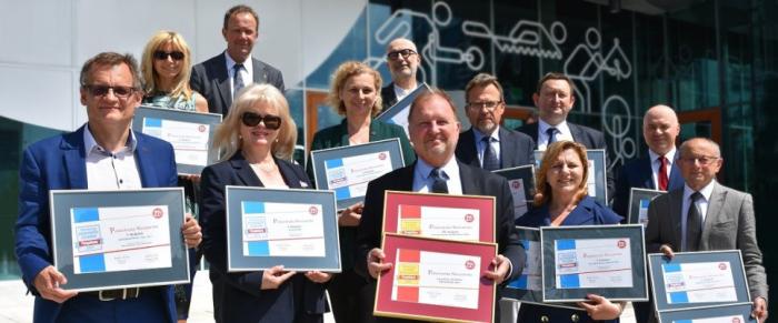 Rektor PW prof. Krzysztof Zaremba oraz Dziekani i Prodziekani Wydziałów PW z pamiątkowymi dyplomami