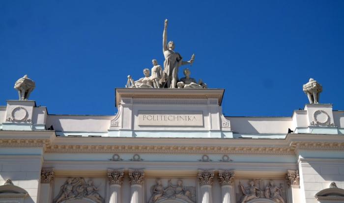 Zdjęcie alegorii nad Gmachem Głównym PW