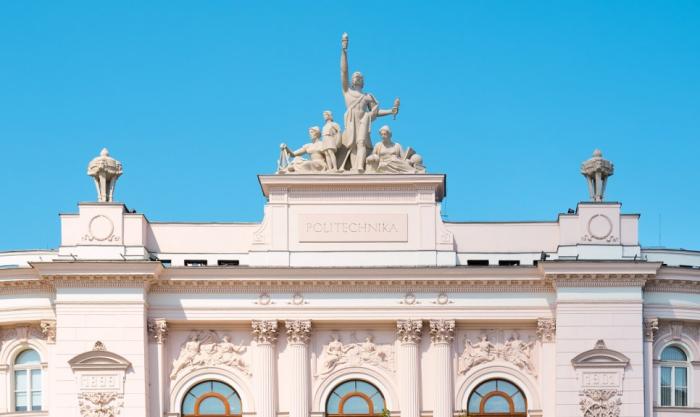 Zdjęcie alegorii na szczycie Gmachu Głównego Politechniki Warszawskiej