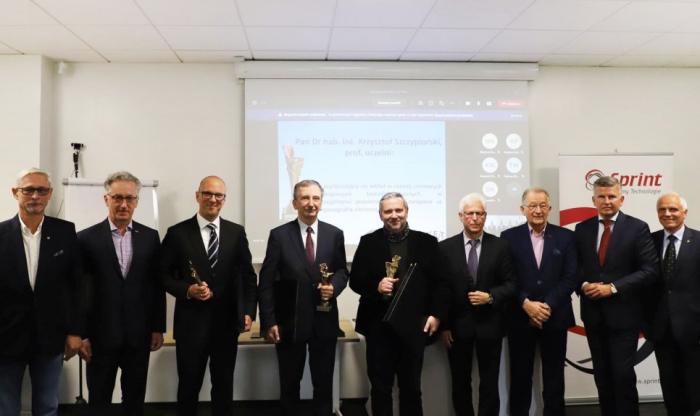 Zdjęcie laureatów "Złotych Cyborgów" oraz członków kapituły nagrody