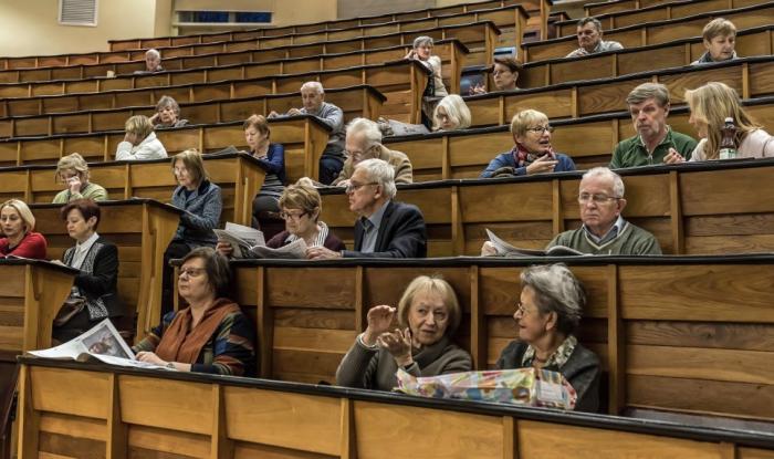 Zdjęcie słuchaczy Uniwersytetu Trzeciego Wieku podczas wykładu 