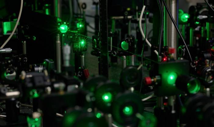 Zdjęcie przedstawiające eksperyment świetlny w laboratorium fizyki