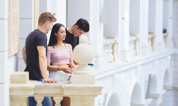 Zdjęcie studentów w Dużej Auli w Gmachu Głównym Politechniki Warszawskiej