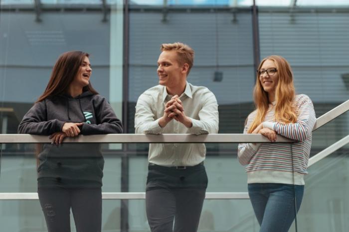 Zdjęcie studentów stojących na schodach