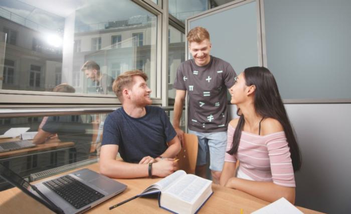 Zdjęcie uczących się studentów