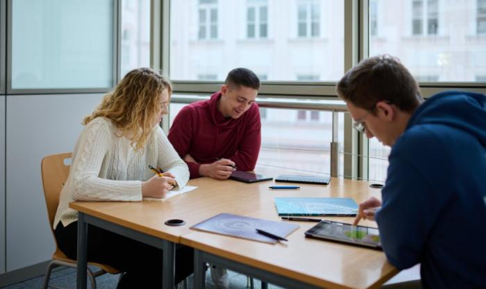 Zdjęcie uczących się studentów