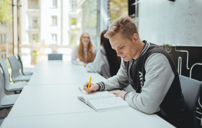 Zdjęcie uczących się studentów