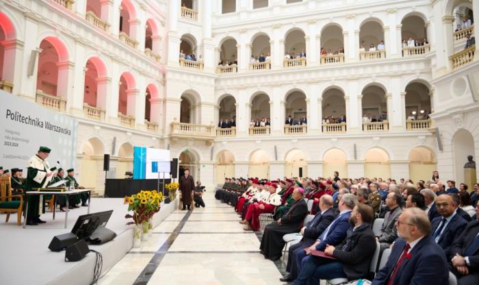 Zdjęcie uczestników inauguracji w Dużej Auli w Gmachu Głównym Politechniki Warszawskiej