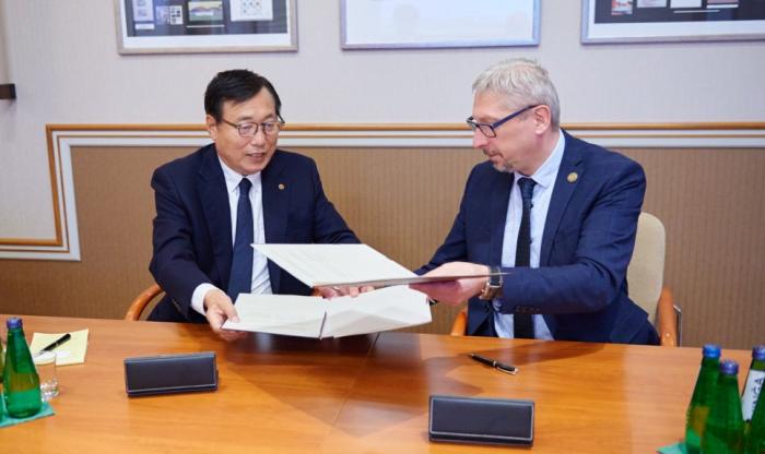 Prezydent KINGS dr Ki-Pung Yoo oraz Prorektor PW ds. Nauki prof. Mariusz Malinowski