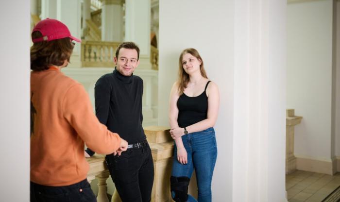 Zdjęcie studentów w Gmachu Głównym Politechniki Warszawskiej