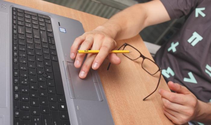 Zdjęcie osoby pracującej na laptopie