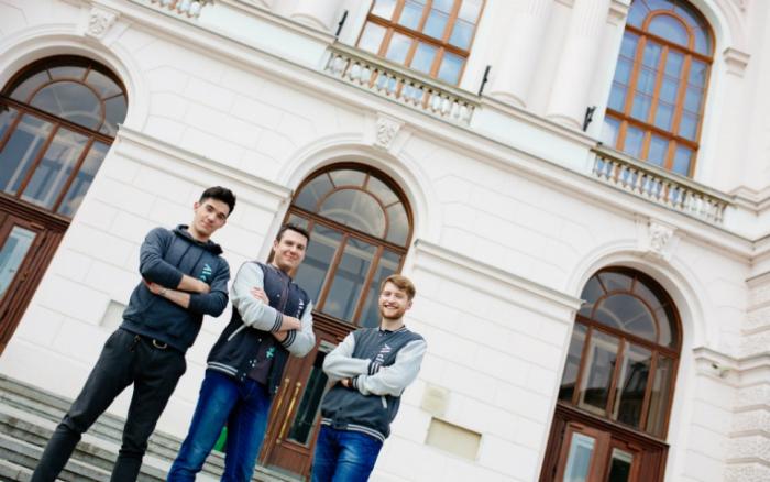 Zdjęcie studentów przed Gmachem Głównym Politechniki Warszawskiej