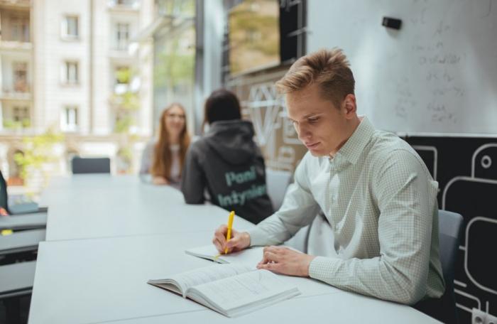 Zdjęcie uczących się studentów