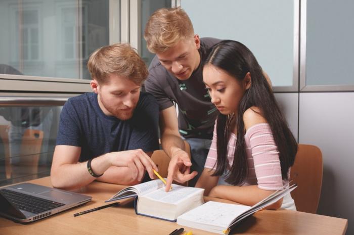 Zdjęcie uczących się studentów
