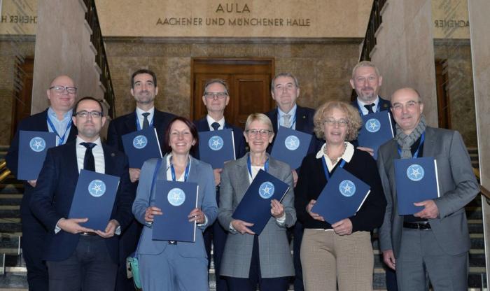 Przedstawiciele dziesięciu uczelni tworzących konsorcjum ENHANCE