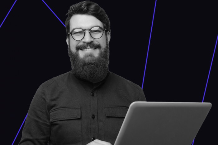 Zdjęcie mężczyzny z laptopem