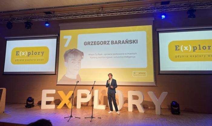 Grzegorz Barański na scenie podczas prezentacji