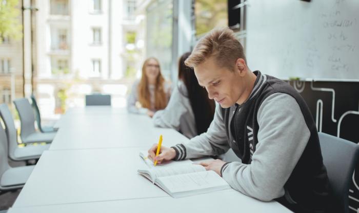 Zdjęcie uczącego się studenta