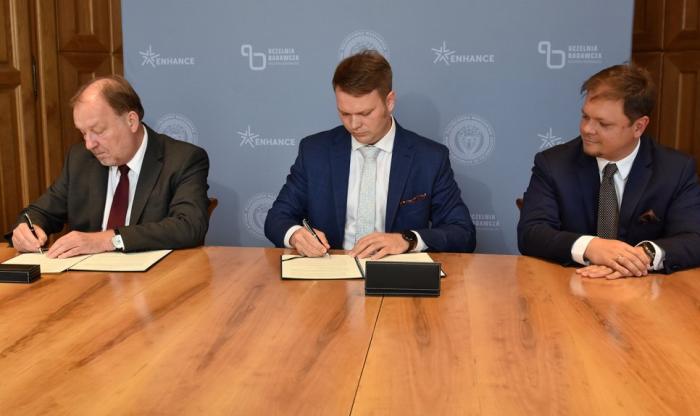 Zdjęcie Rektora PW prof. Krzysztofa Zaremby oraz Jana Edmunda Kowalskiego i Roberta Cicirko podczas podpisywania listu intencyjnego