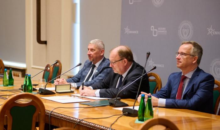 Prorektor ds. Nauki prof. Mariusz Malinowski, Rektor prof. Krzysztof Zaremba oraz Dyrektor Centrum Współpracy Międzynarodowej Grzegorz Robak