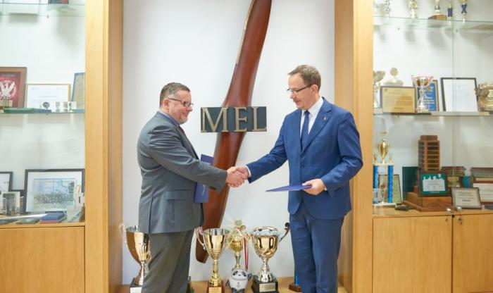 Dyrektor PIAP dr hab. inż. Piotr Szynkarczyk i Dziekan Wydziału MEiL prof. Janusz Frączek