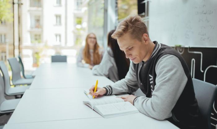 Zdjęcie uczącego się studenta
