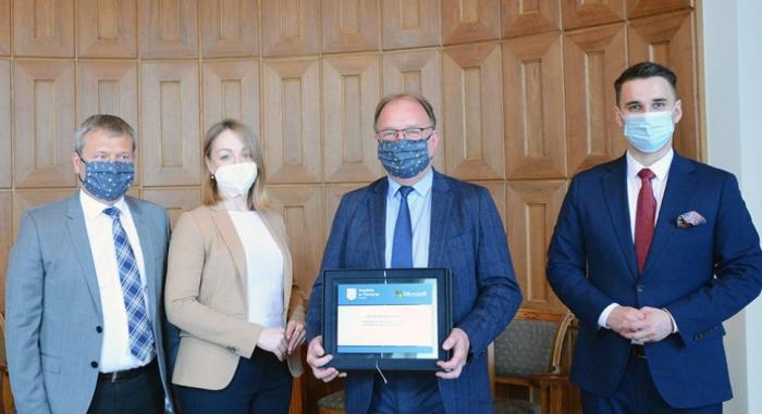 Prof. Krzysztof Zaremba, Rektor PW oraz prof. Adam Woźniak, Prorektor PW ds. Rozwoju odbierają wyróżnienie od przedstawicieli firmy Microsoft