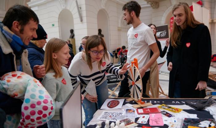 Zdjęcie osób stojących przy jednym ze studenckich stanowisk