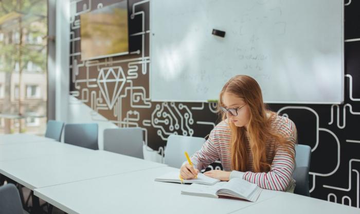 Zdjęcie uczącej się studentki