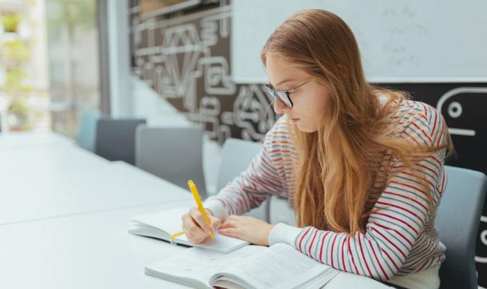 Zdjęcie uczącej się studentki