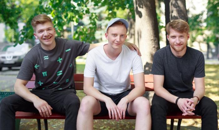 Zdjęcie studentów siedzących na ławce