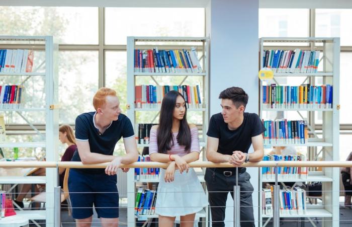 Zdjęcie studentów w bibliotece