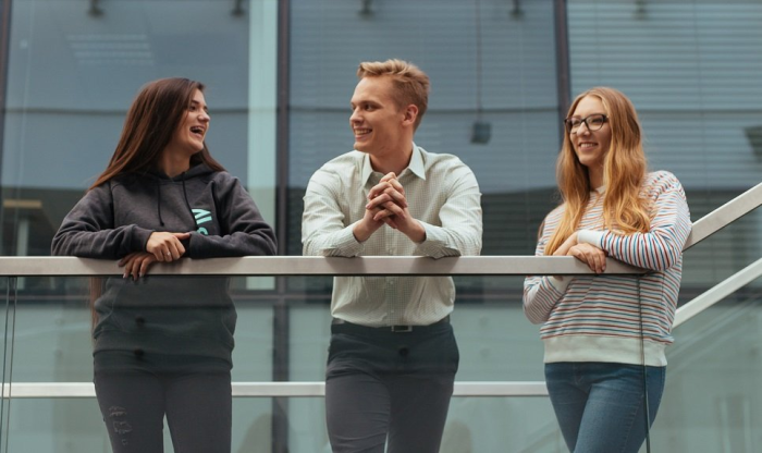 Zdjęcie studentów w gmachu Wydziału Matematyki i Nauk Informacyjnych 