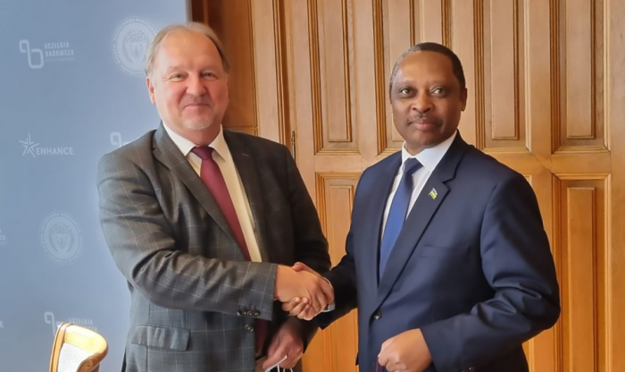 Zdjęcie Rektora PW prof. Krzysztofa Zaremby oraz Ambasadora Rwandy w Polsce prof. Anastase Shyaka