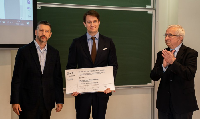 Zdjęcie laureata nagrody dr. Mateusza Ostaszewskiego z Markiem Skulimowskim - prezesem i dyrektorem wykonawczym Fundacji Kościuszkowskiej w Nowym Jorku oraz prof. Leszkiem Pacholskim, przewodniczącym Rady Nagrody