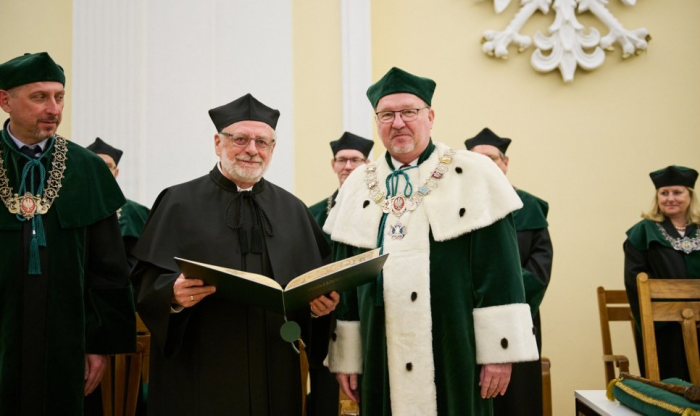 Zdjęcie prof. Andrzeja Strójwąsa i prof. Krzysztofa Zaremby, Rektora PW