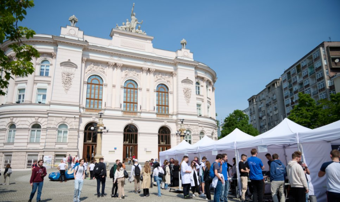 Zdjęcie Gmachu Głównego PW, ustawionych przed nim namiotów i zgromadzonych ludzi