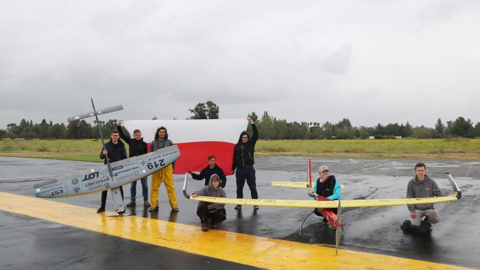 Na zdjęciu zespół z koła SAE AeroDesign wraz z samolotami