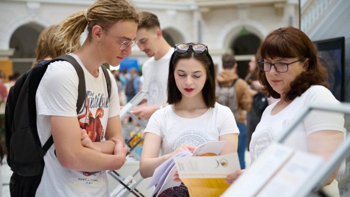 Na zdjęciu studencki Politechniki rozmawiające z kandydatem na studia w Gmachu Głównym podczas Drzwi Otwartych