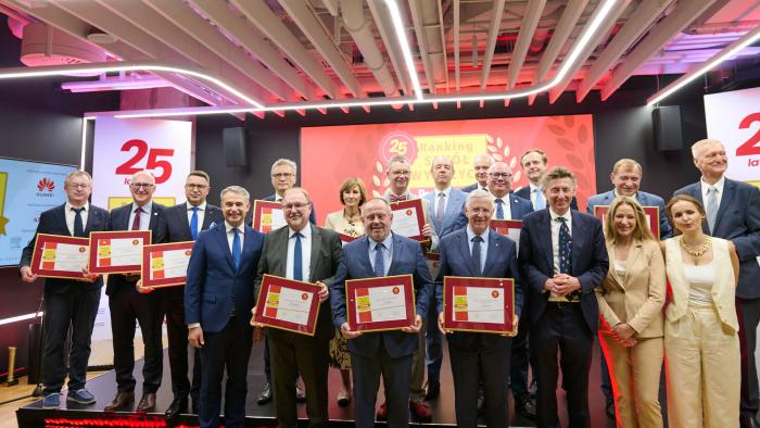 Na zdjęciu grupa osób - reprezentanci najlepszych uczelni w Polsce z dyplomami