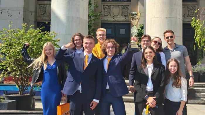 Na zdjęciu drużyna Zaklepuje.To, laureaci drugiego miejsca w konkursie Enactus Poland National Competition