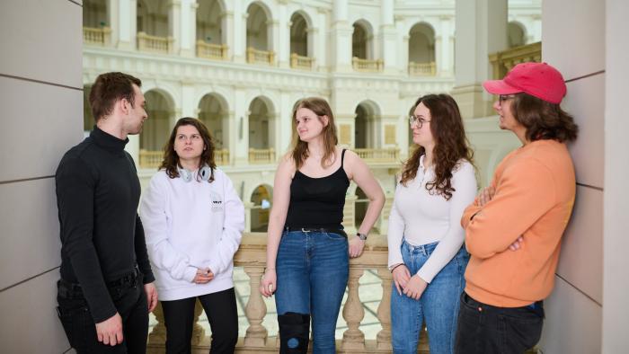 Na zdjęciu pięć osób - studenci Politechniki Warszawskiej stojący w Gmachu Głównym PW