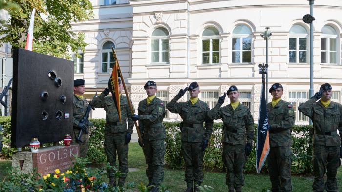 Poczty sztandarowe przy pomniku batalionu "Golski"